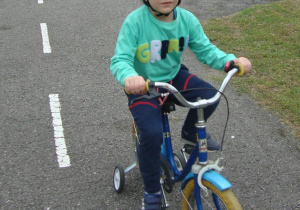 Chłopiec jedzie rowerem